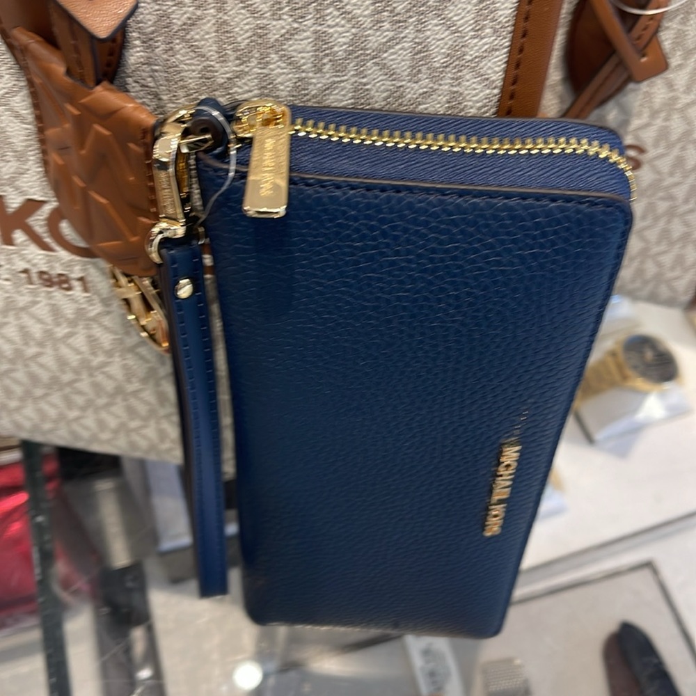 MICHAEL KORS LARGE TRAVEL CONTINENTAL WRISTLET WALLET NAVY BLUE COLOR
NWT - Picture 11 of 16